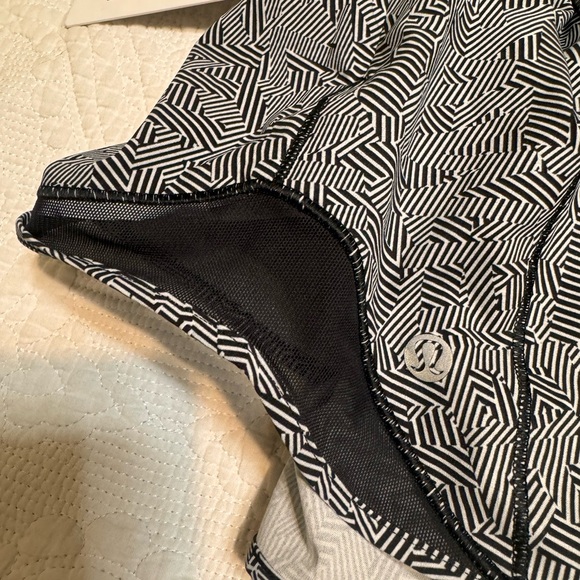 Rare Lululemon, size 4, Hotty Hot Shorts, 4 inch, Black & White. NWT. - Picture 3 of 6